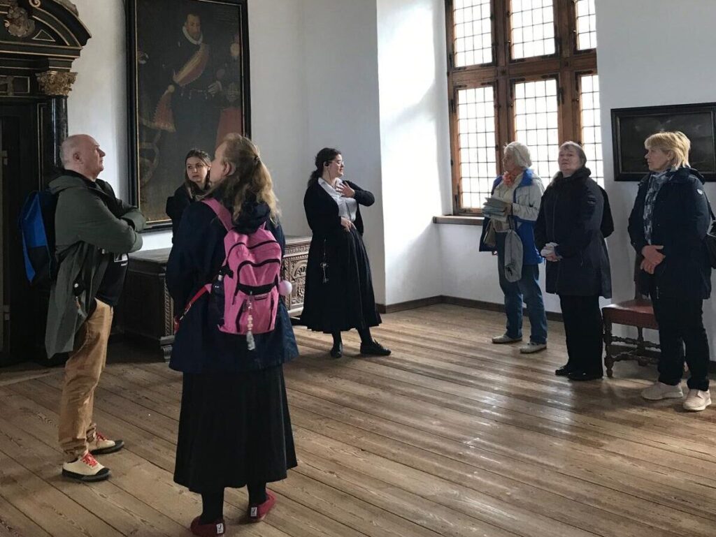 EKMÜ õppegrupp koos giidiga Kronborgi lossis. Foto: Hegely Klaus.
