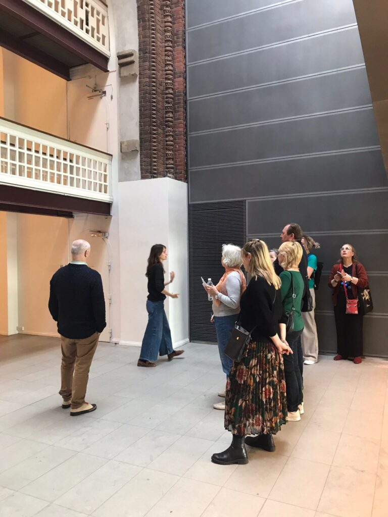 EKMÜ õppegrupp koos giidiga Taani Kuninglikus Raamatukogus. Foto: Hegely Klaus.