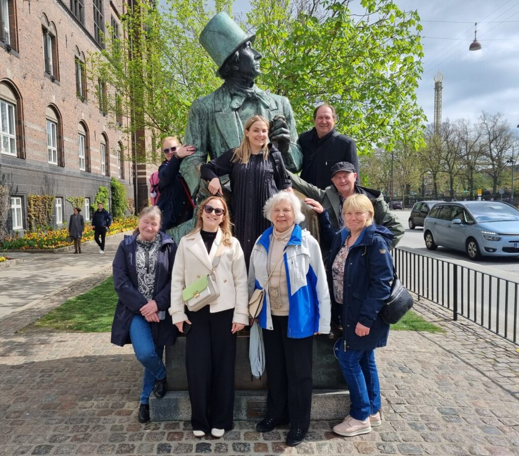 EKMÜ õppegrupp Kopenhaagenis Hans Christian Anderseni kujuga. Foto: Janne Karu.