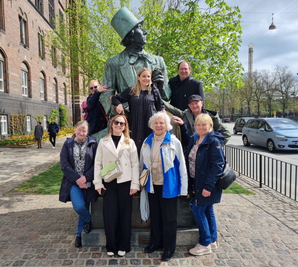 EKMÜ õppegrupp Kopenhaagenis Hans Christian Anderseni kujuga. Foto: Janne Karu.