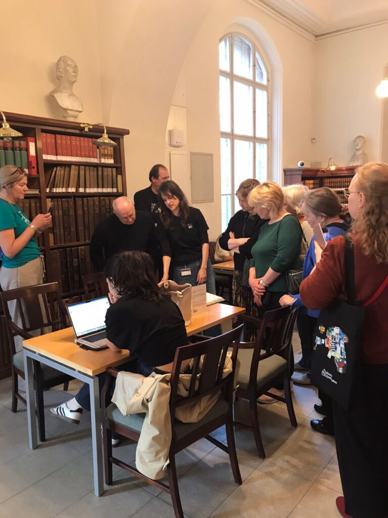 EKMÜ õppegrupp koos giidiga Taani Kuninglikus Raamatukogus. Foto: Hegely Klaus.