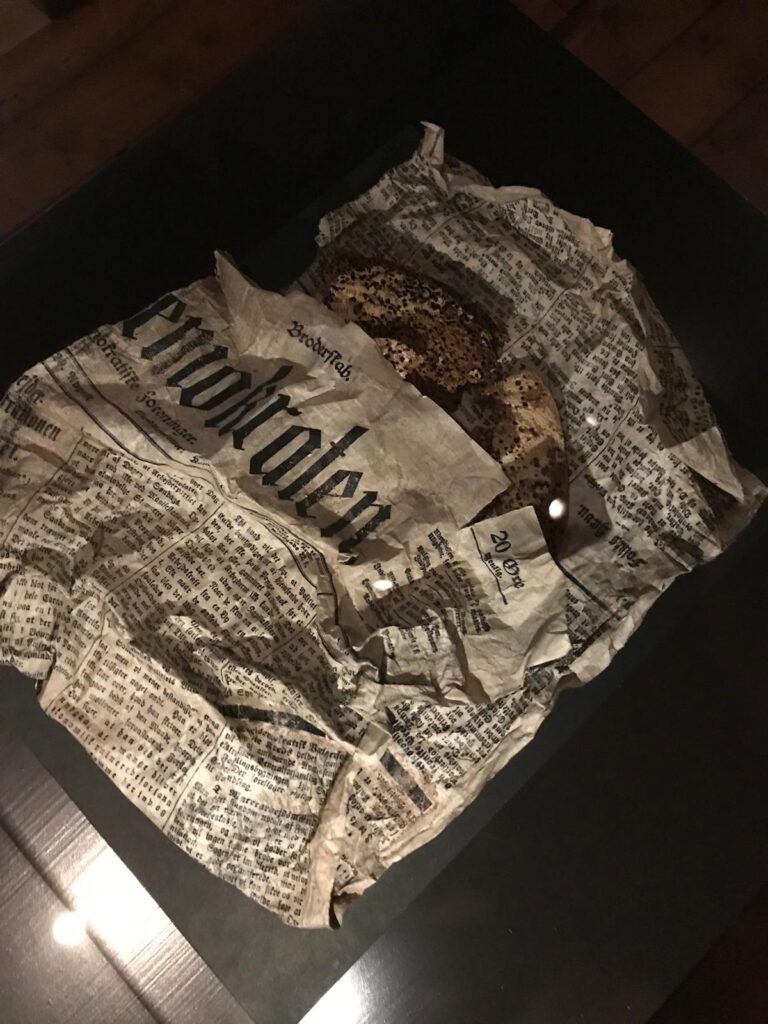 Töölismuuseumi eksponaat - saja aasta tagune töölislõuna koosnes teraleivast ja searasvast. Foto: Hegely Klaus.