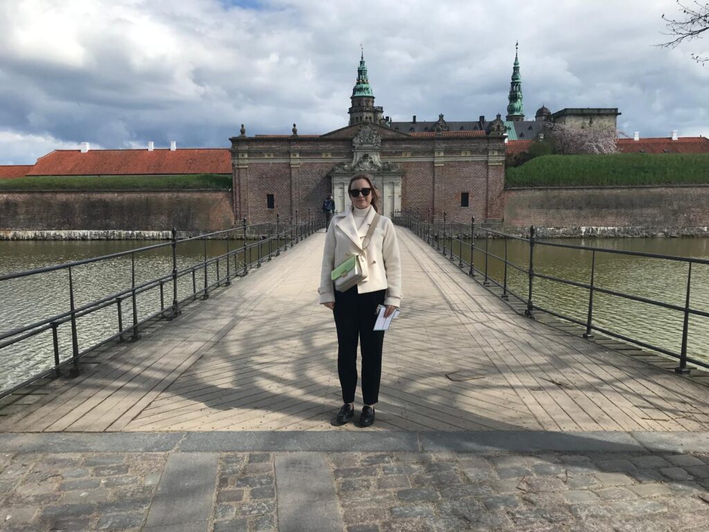 UTKK muuseumiosakonna juhataja Hegely Klaus Kronborgi lossi sillal. Foto: Mari Vapper.