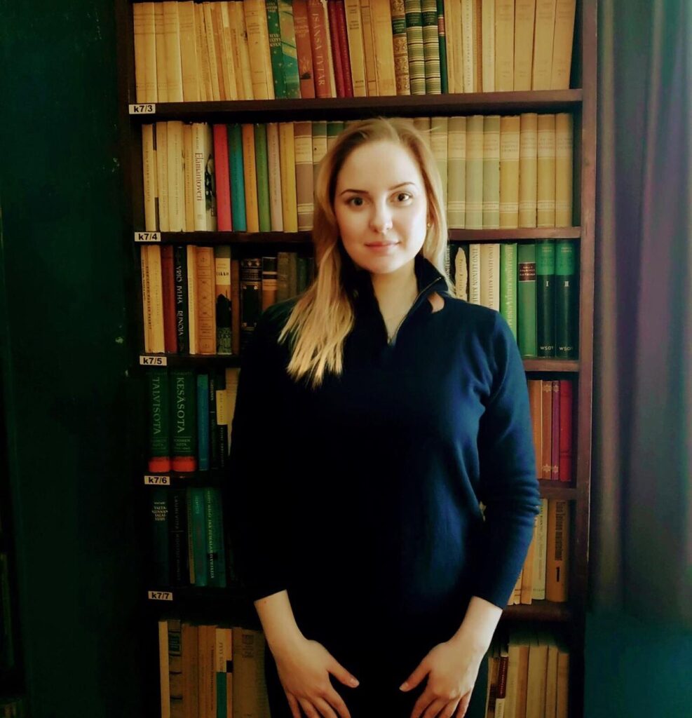 Noor tööliskirjanduse uurija Hegely Klaus tuli Kirjanduskeskuse muuseumisse praktikale Tartu Ülikooli kirjanduse ja teatriteaduse magistriõpingute ajal. Ta sukeldus Friedebert Tuglase arhiivraamatukokku ja leidis sealt olulise osa oma magistritöö uurimismaterjalist. Nüüd töötab ta muuseumiosakonna juhatajana, kirjutades samal ajal doktoritööd.