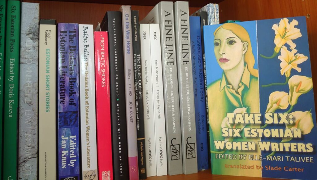Valik eesti kirjanduse antoloogiaid, esiplaanil uudisteos.