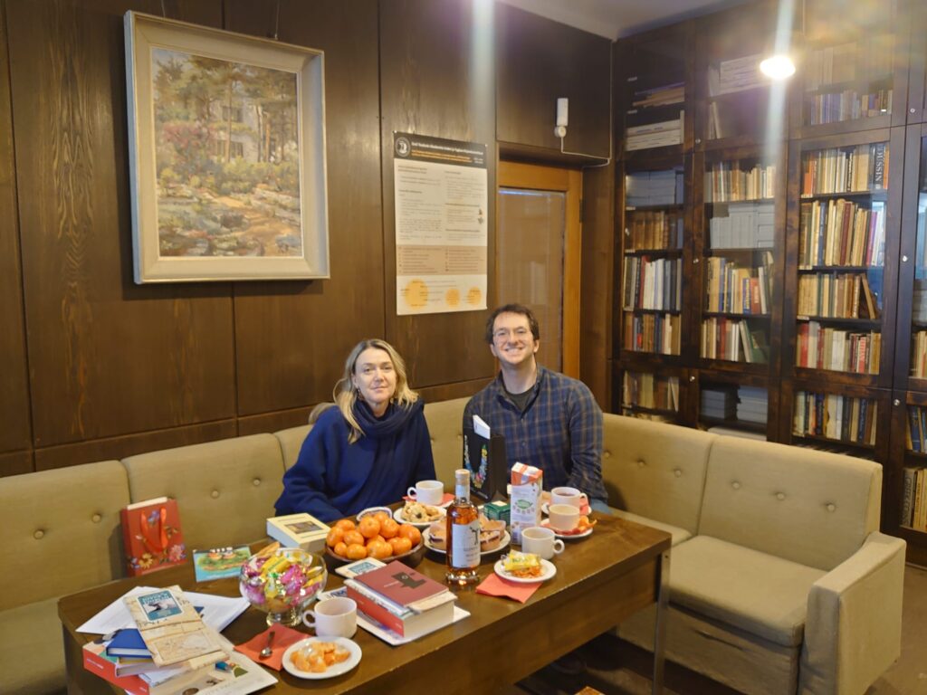 Darina Gallagher ja Dr. Josh Q. Newman Kirjandusinstituudi muuseumis