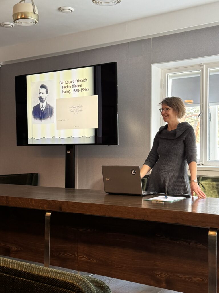 Kirjandusinstituudi vanemteadur Elle-Mari Talivee tegemas giidituuri