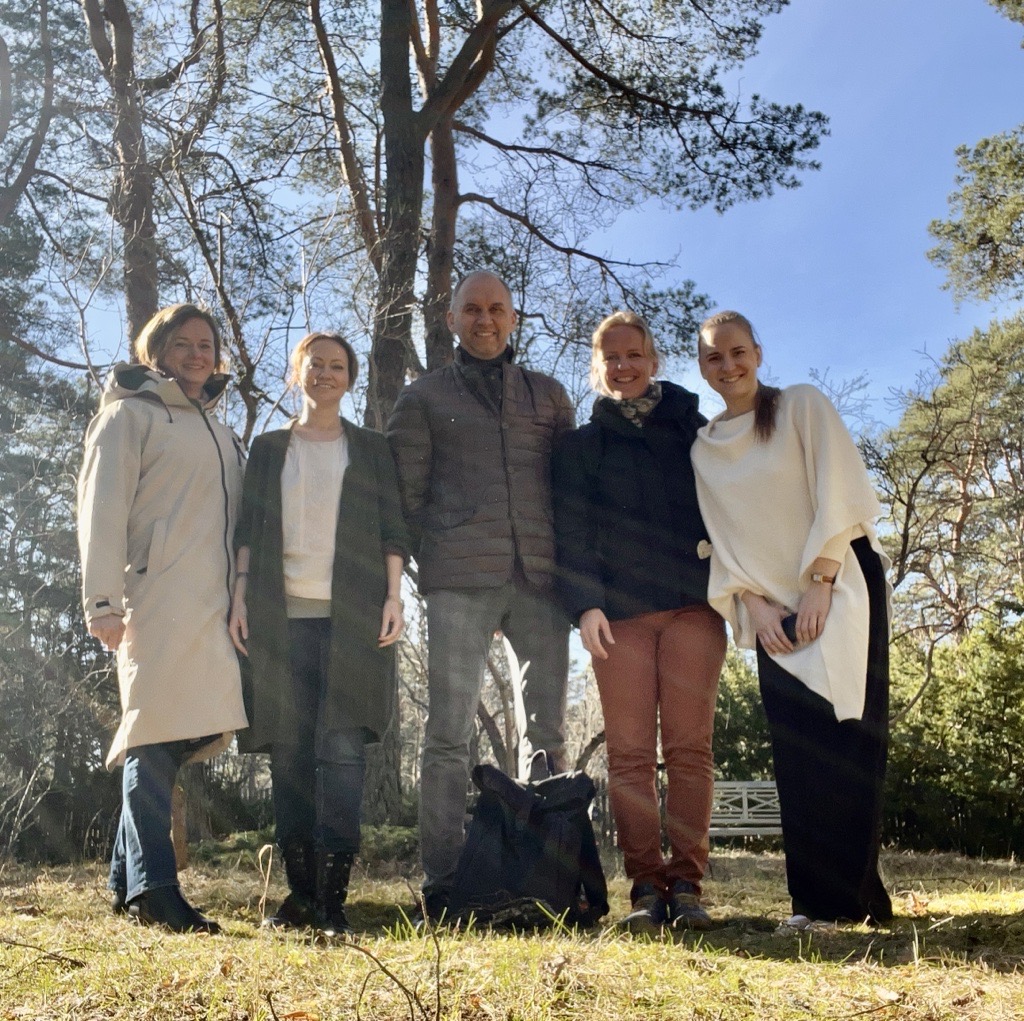 Adapteri juhid Kristiina Herodes, Jaanus Vahesalu ja Anu Nef koos Kirjandusinstituudi esindajate Marin Jänese ja Hegely Klausiga.