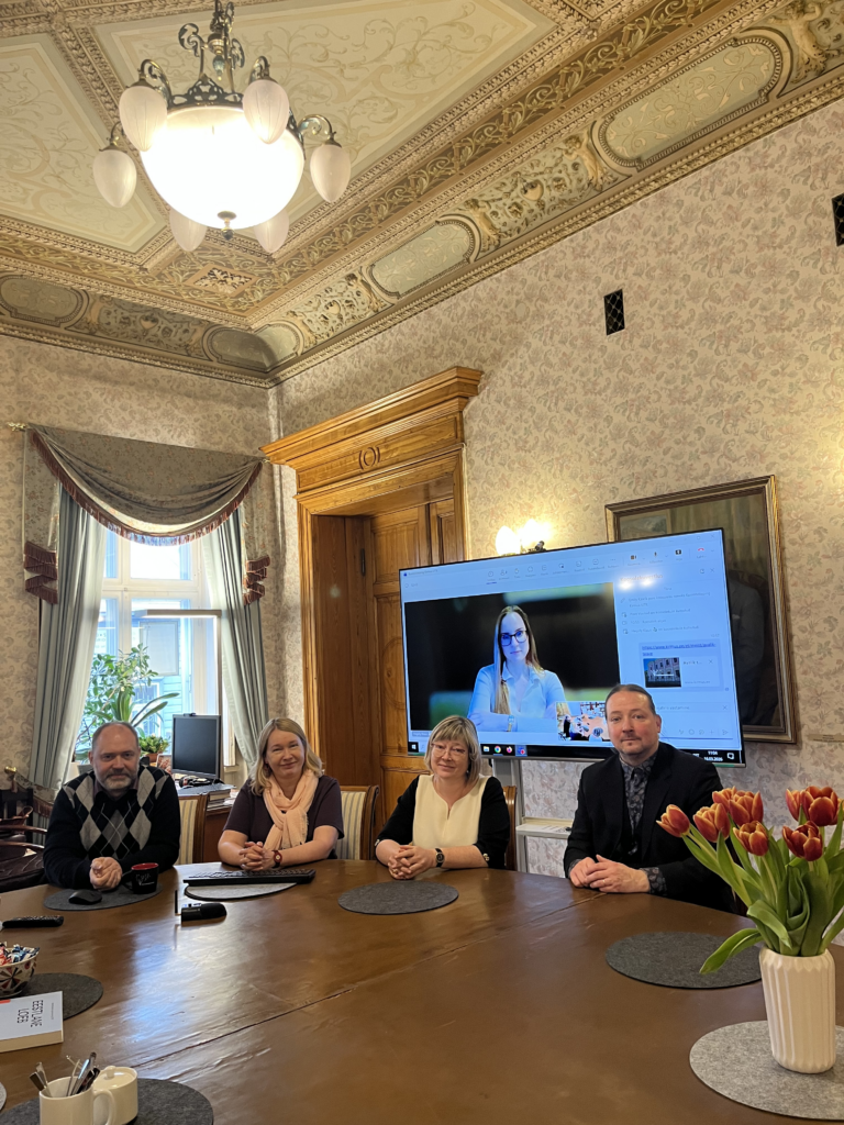 Eesti Kirjandusmuuseumi teadusdirektor Tõnno Jonuks ja direktor Piret Voolaid, Kirjandusinstituudi direktor Kristi Viiding, vanema kirjanduse osakonna juhataja Kaarel Vanamölder ning teadmussiirde peaspetsialist Hegely Klaus