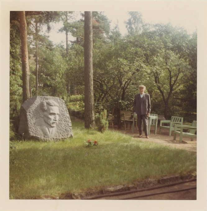 Friedebert Tuglas Juhan Liivi bareljeefiga kivi kõrval, 03.08.1968, UTKK F 100:2/K5