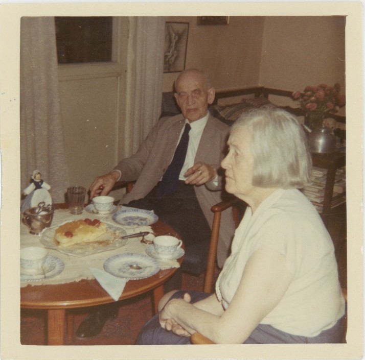 Artur Adson ja Marie Under kohvilauas, 05.08.1969, UTKK F 22:1/K6